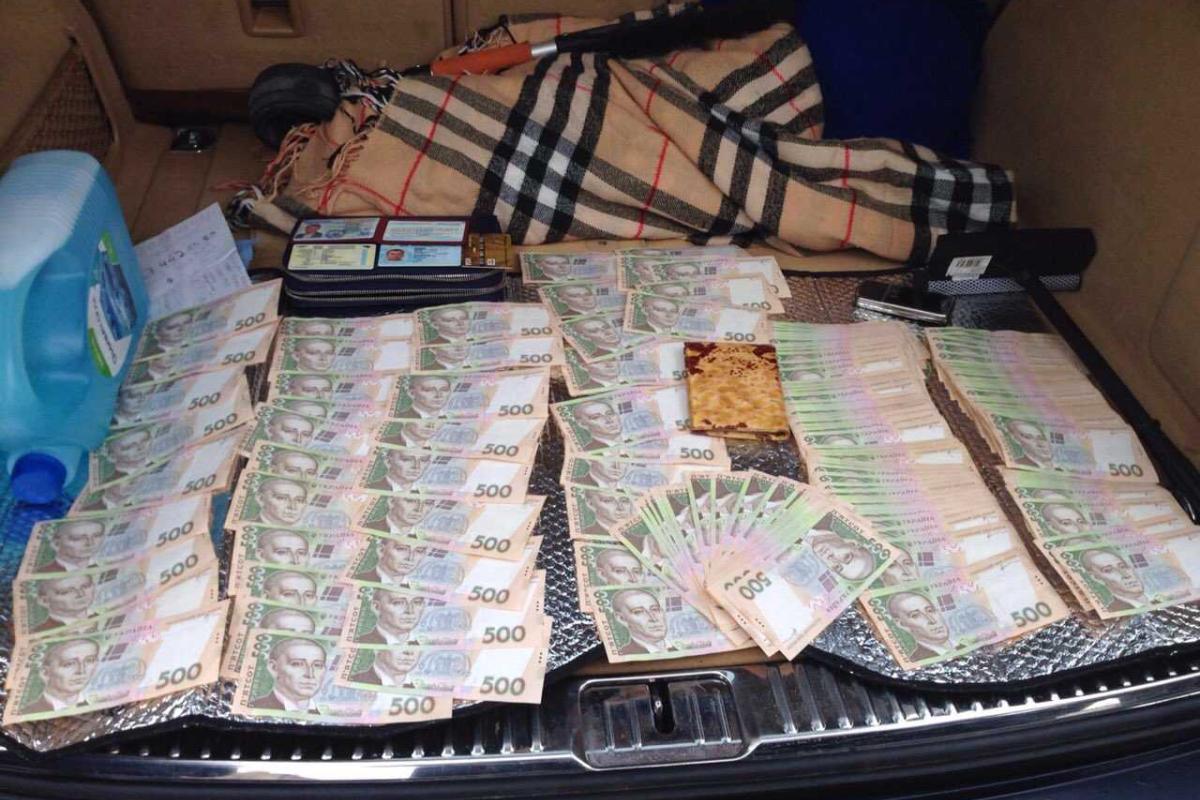 При получении крупной взятки "на горячем" в Киеве задержали трех работников налоговой инспекции