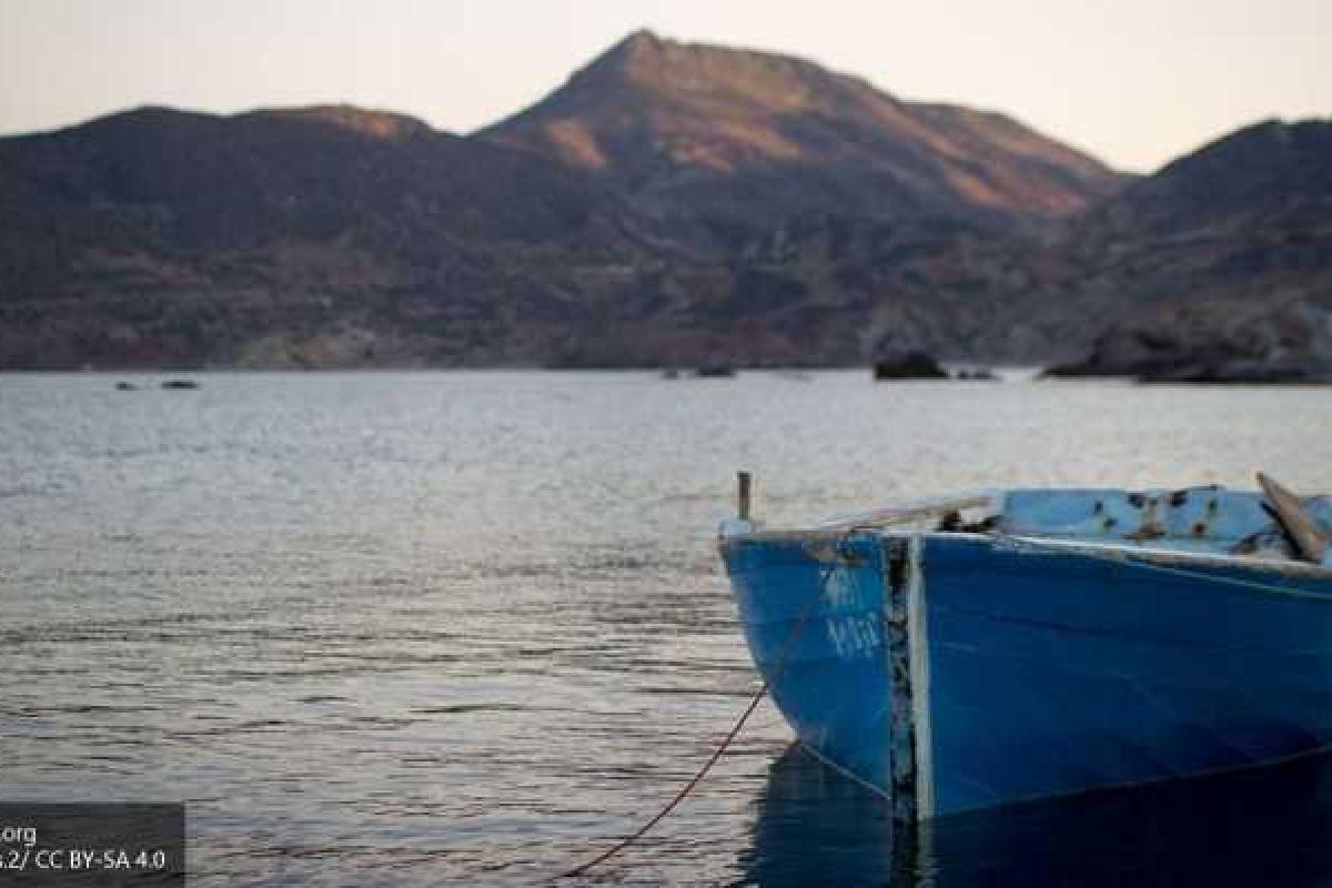 Греческая береговая охрана вытащила из моря тела утонувших беженцев: среди жертв 18 детей