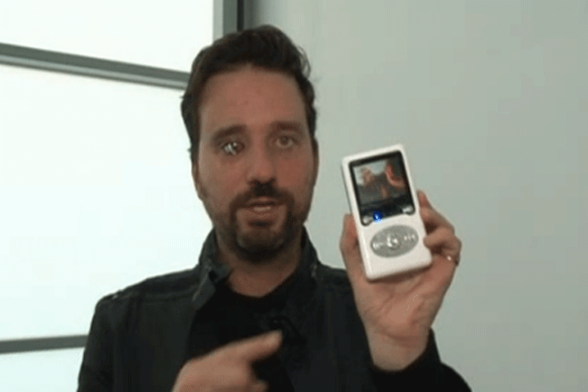 Режиссер Роб Спенсер установил камеру вместо удаленного глаза