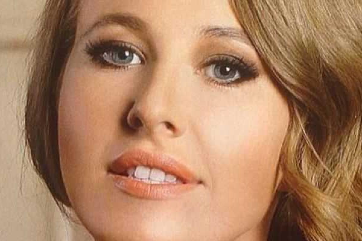 Светская львица Ксения Собчак подарила поклонникам снимок на фоне моря в пикантной позе