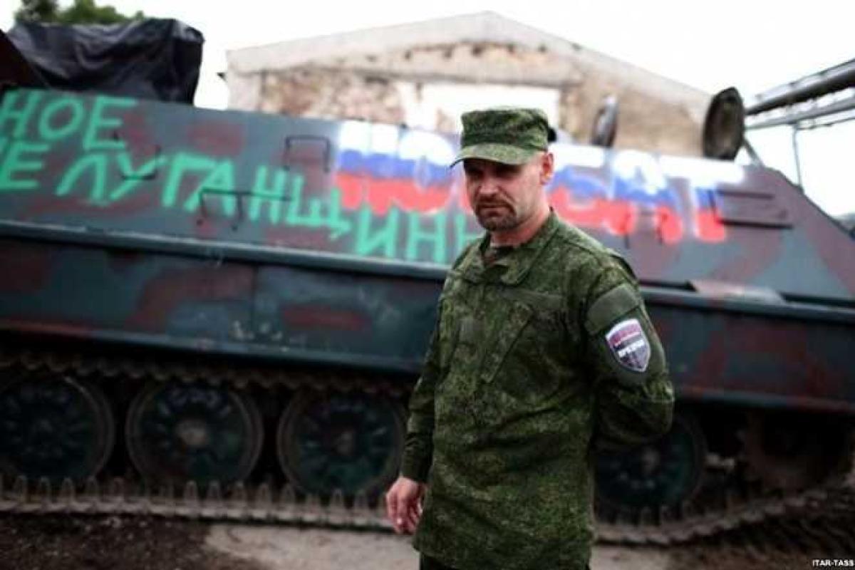 Боевики бригады "Призрак" навели порядок возле штаба, забрали авто и исчезли из Алчевска - соцсети Боевики бригады "Призрак" навели порядок возле штаба, забрали авто и исчезли из Алчевска - соцсети
