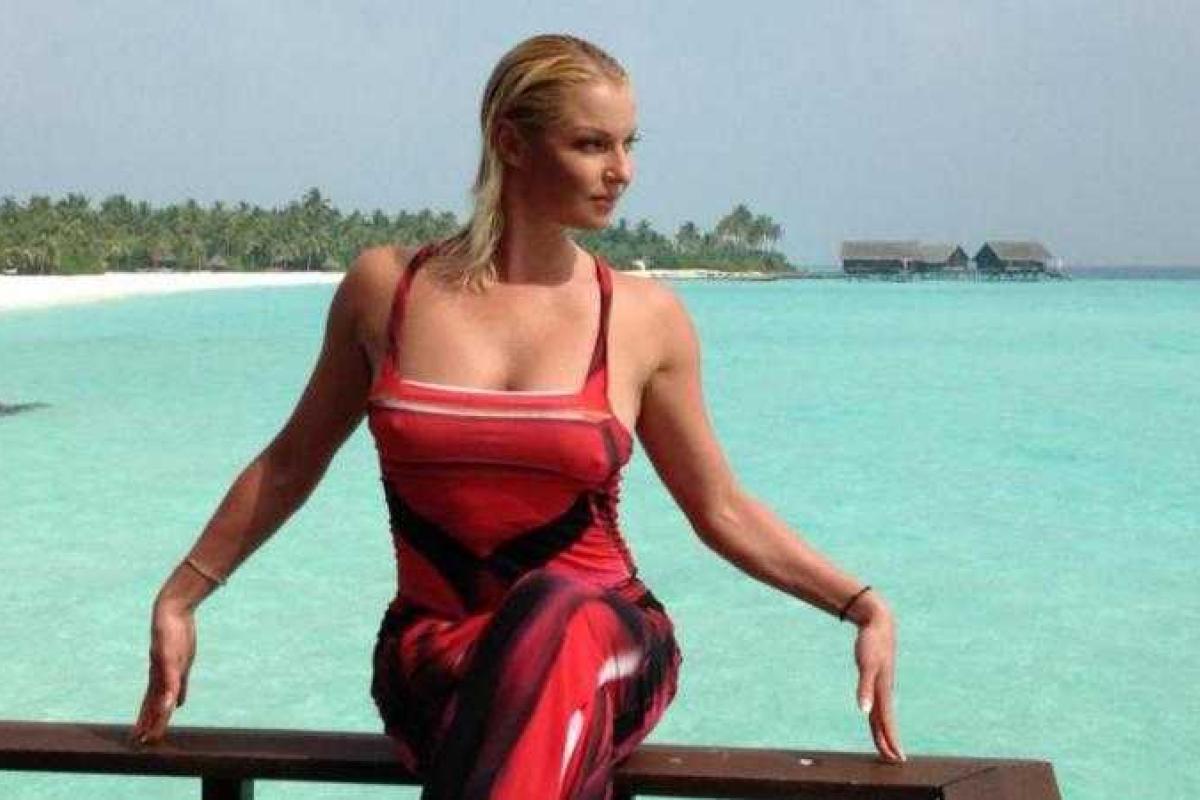 Анастасия Волочкова, отдыхая на Мальдивах, вновь радует фанатов фирменным шпагатом