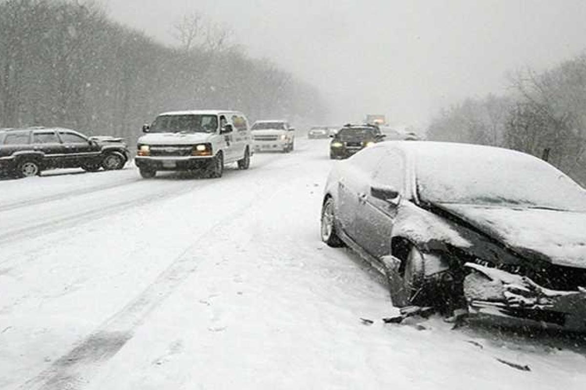 Из-за непогоды на автодорогах Украины остается высокий уровень аварийности