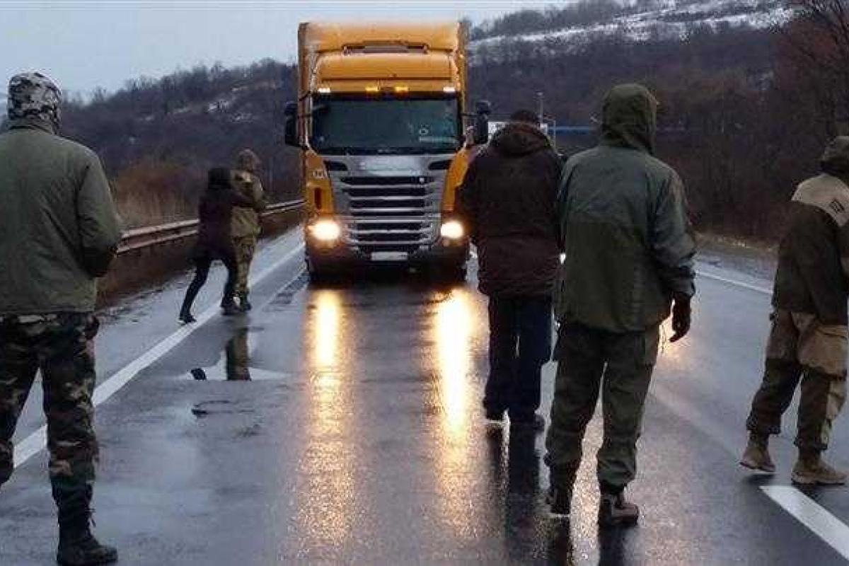 В Закарпатье активисты перекрыли трассу и блокировали фуры с российскими номерами: водители пытаются прорваться В Закарпатье активисты перекрыли трассу и блокировали фуры с российскими номерами: водители пытаются прорваться