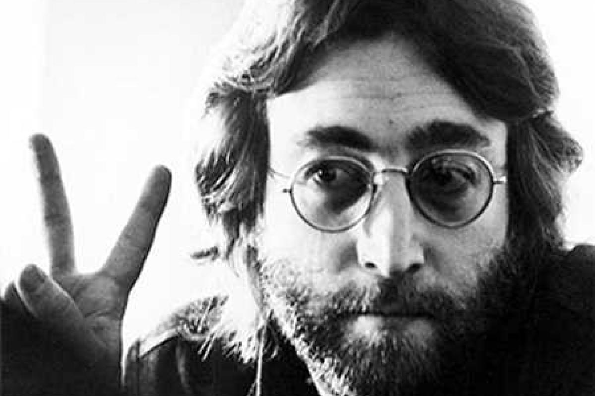 Коллекционер из Британии приобрел на аукционе локон волос Джона Леннона за 35 тысяч долларов