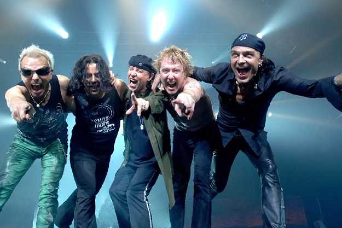 Музыканты "Scorpions" в Киеве исполнили композицию на фоне украинского флага