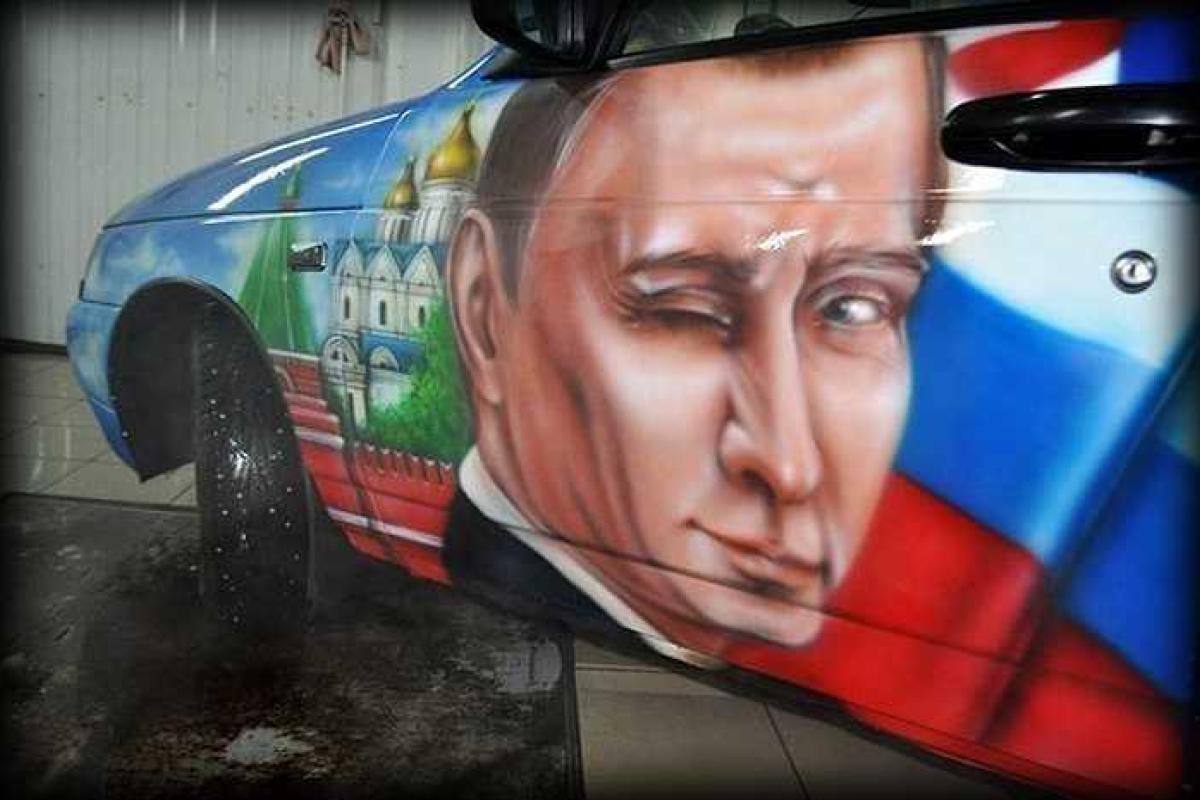 В России дочь пограничника подарила отцу "патриотический" автомобиль: ВАЗ "с ног до головы" покрыт рисунками