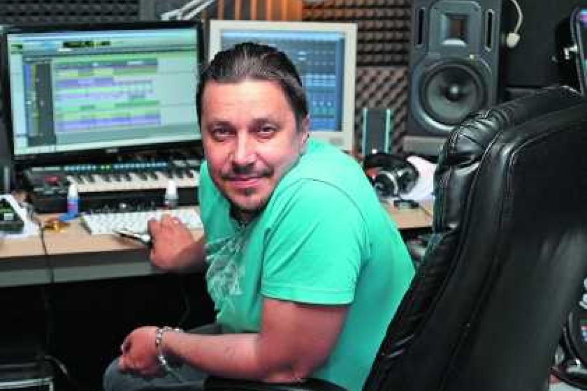 Солисту группы "Фристайл", исполнившему хит "Ах, какая женщина", пришлось покинуть Россию