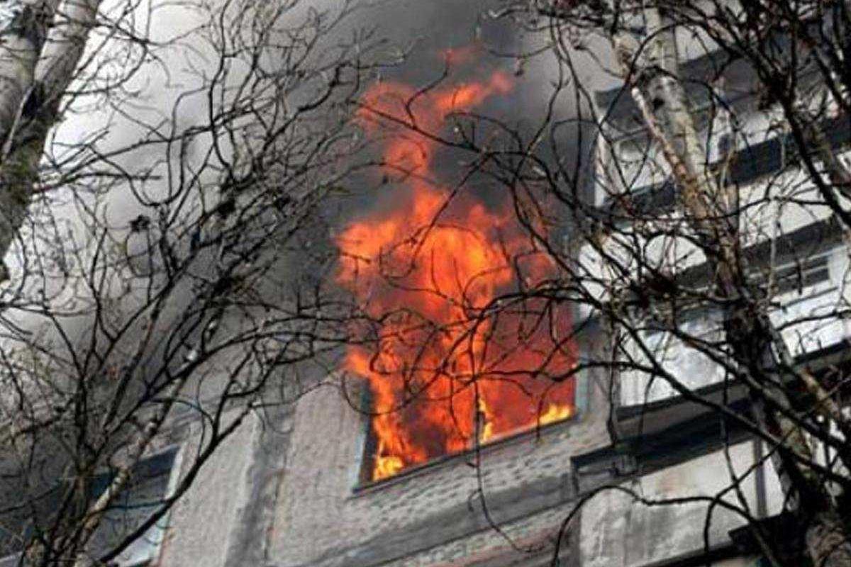 Фатальное застолье: в Москве три мужчины оказались в плену у пожара - один погиб, сорвавшись с 10 этажа Фатальное застолье: в Москве три мужчины оказались в плену у пожара - один погиб, сорвавшись с 10 этажа