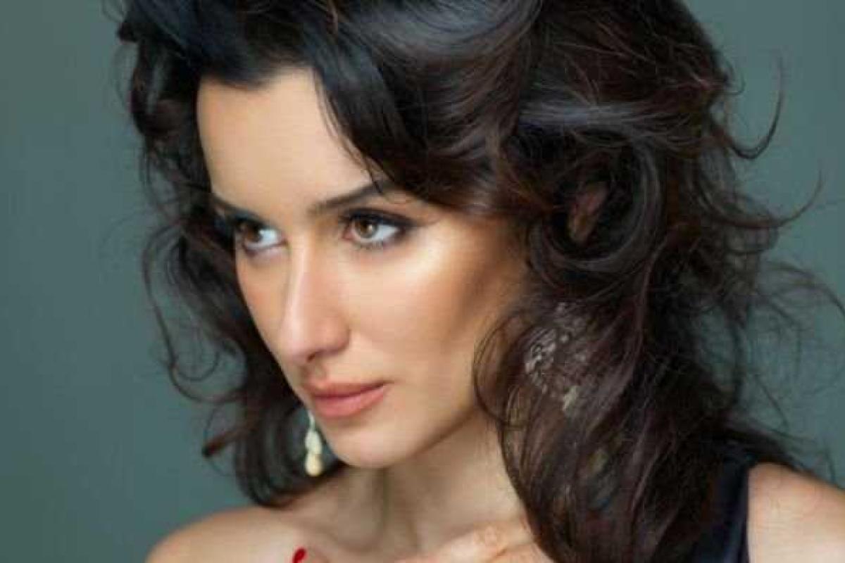 Телеведущая Тина Канделаки украсила обложку глянца "Tatler"