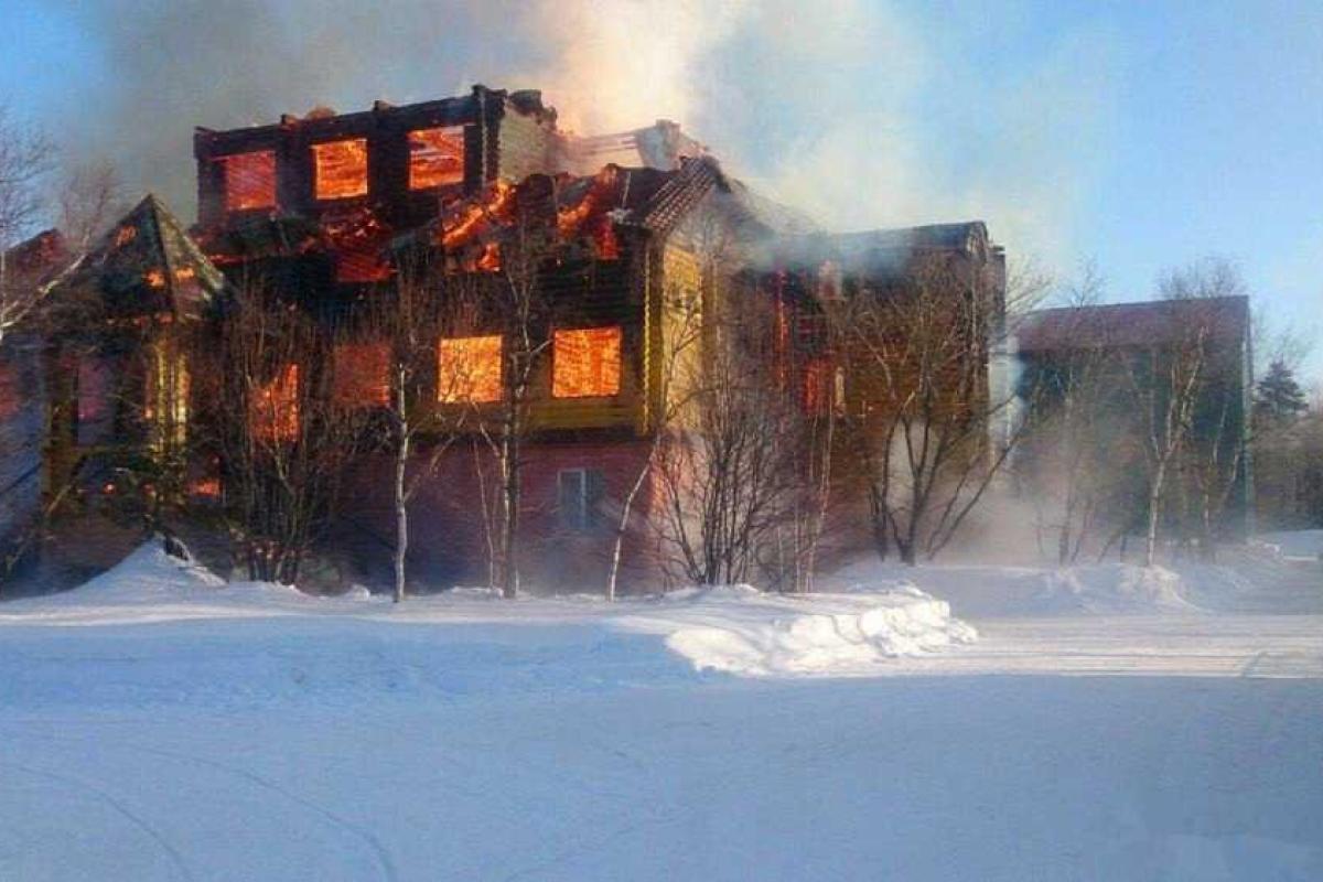 На Сахалине сгорела база отдыха РЖД стоимостью 300 млн рублей На Сахалине сгорела база отдыха РЖД стоимостью 300 млн рублей