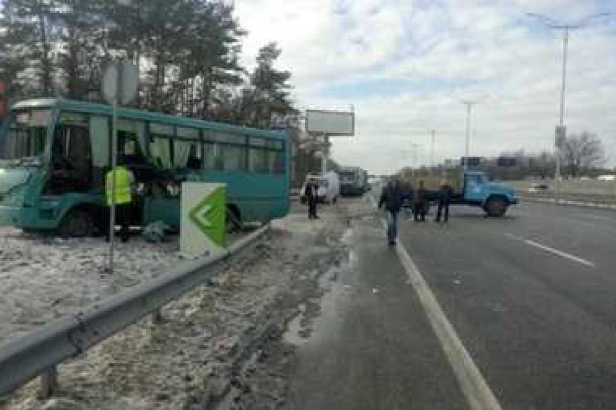 В Киеве 4 человека пострадали при столкновении автобуса и трех автомобилей В Киеве 4 человека пострадали при столкновении автобуса и трех автомобилей