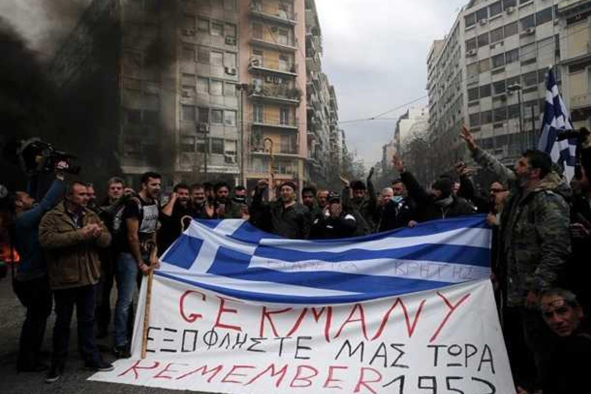 В Афинах перед парламентом пылают костры: фермеры протестуют против пенсионной и налоговой реформы