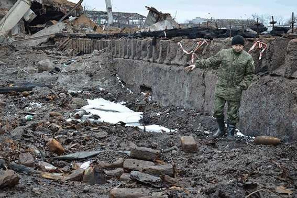 Смертоносные "подснежники": в Сватово на месте сгоревших военных складов обнаружили неразорвавшиеся мины и снаряды