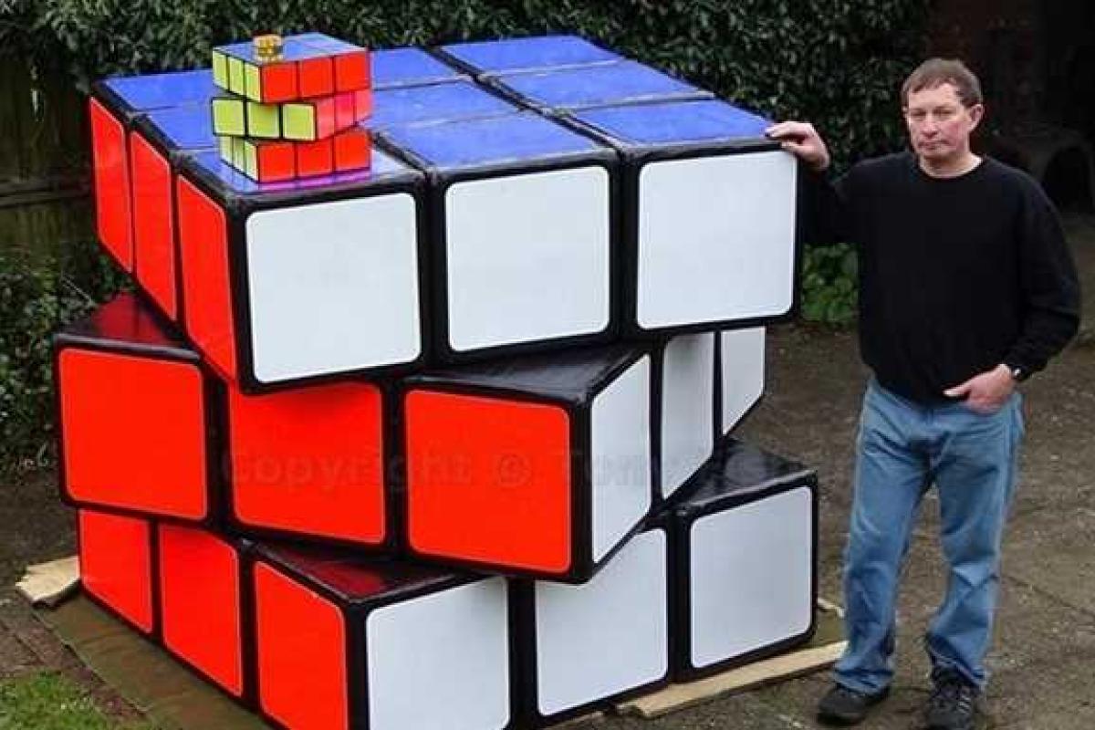 Житель Британии создал огромный 100-килограммовый кубик Рубика