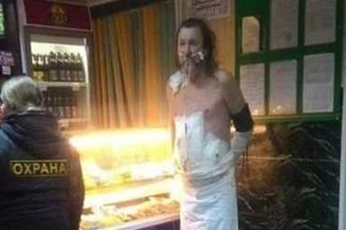 В российском городе Саяногорск ловили мужчину в простыне, который после операции сбежал из реанимации