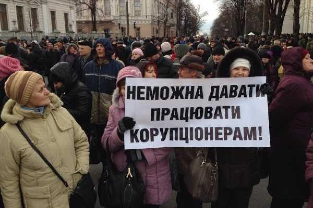 К зданию ВР стянули усиленные наряды правоохранителей: продолжается митинг с требованием отставки правительства  К зданию ВР стянули усиленные наряды правоохранителей: продолжается митинг с требованием отставки правительства