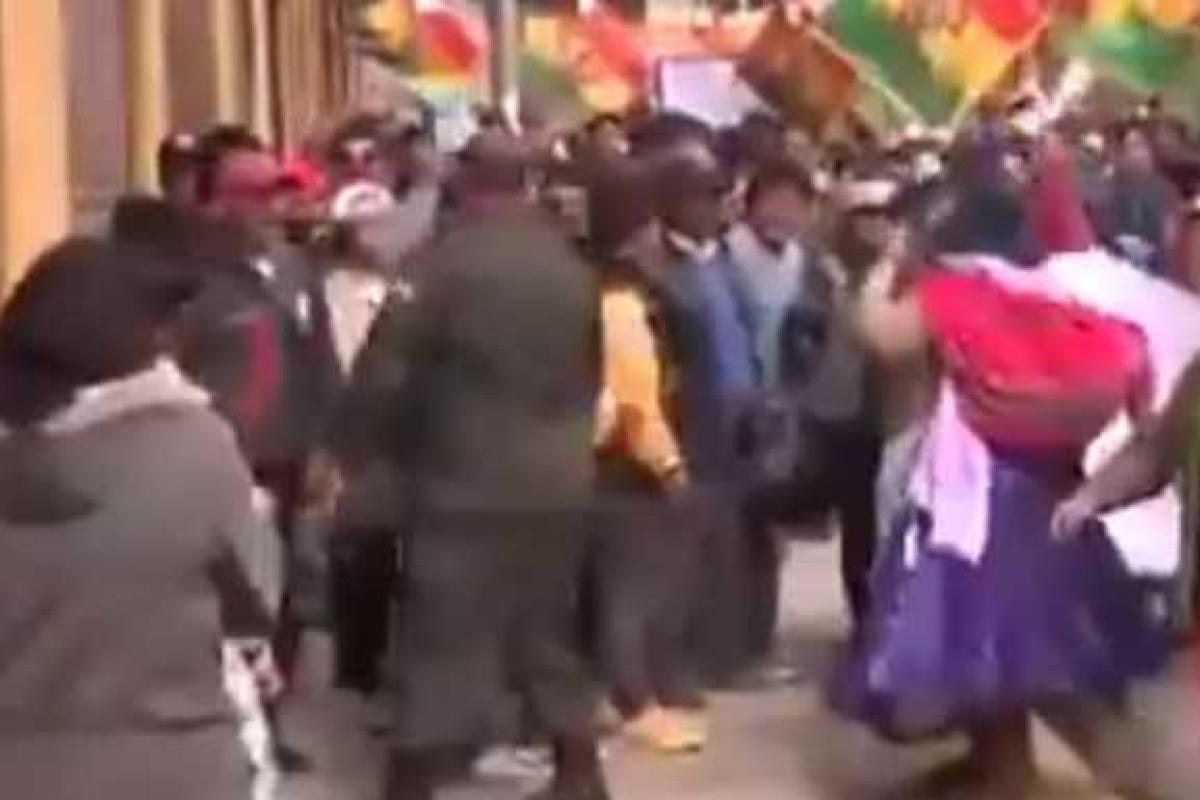 Беспорядки в Боливии: в одном из городов протестующие подожгли мэрию, есть жертвы