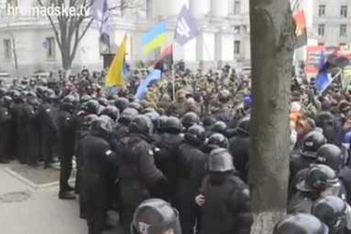Активисты ОУН метали камни и петарды в киевский офис Ахметова Активисты ОУН метали камни и петарды в киевский офис Ахметова