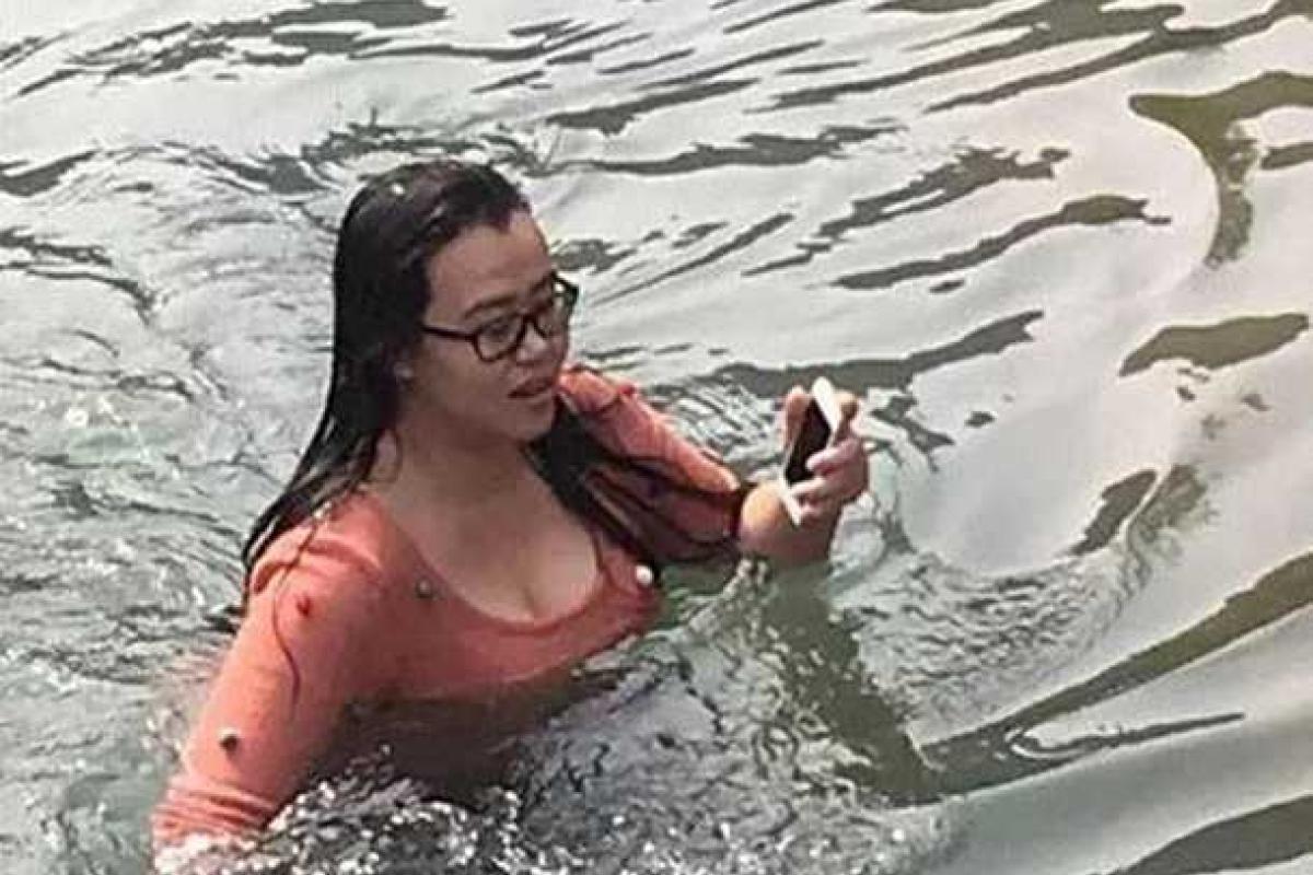 Жительница Пекина, спасая свой смартфон, смело нырнула в ледяное озеро