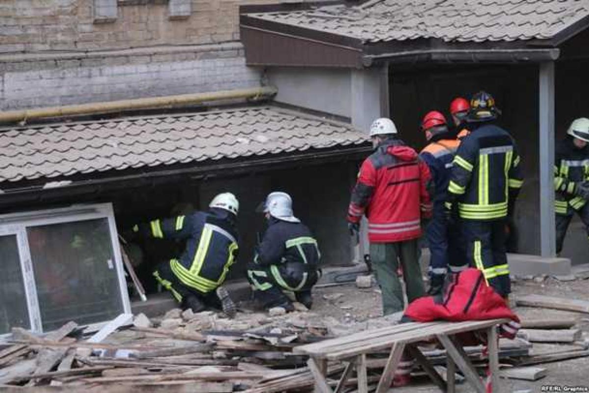В Киеве на месте обвала дома спасатели обнаружили тело седьмого строителя В Киеве на месте обвала дома спасатели обнаружили тело седьмого строителя