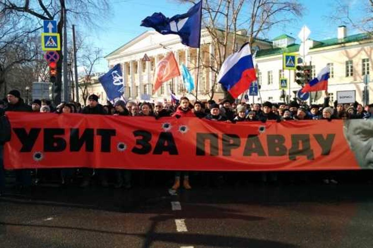 В центр Москвы стягивают военные грузовики и полицию: оппозиция проводит траурное шествие памяти Немцова