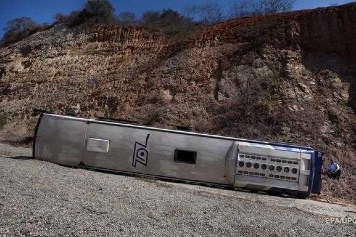 В Мексике автобус с туристами рухнул в ущелье глубиной 45 метров: есть жертвы В Мексике автобус с туристами рухнул в ущелье глубиной 45 метров: есть жертвы