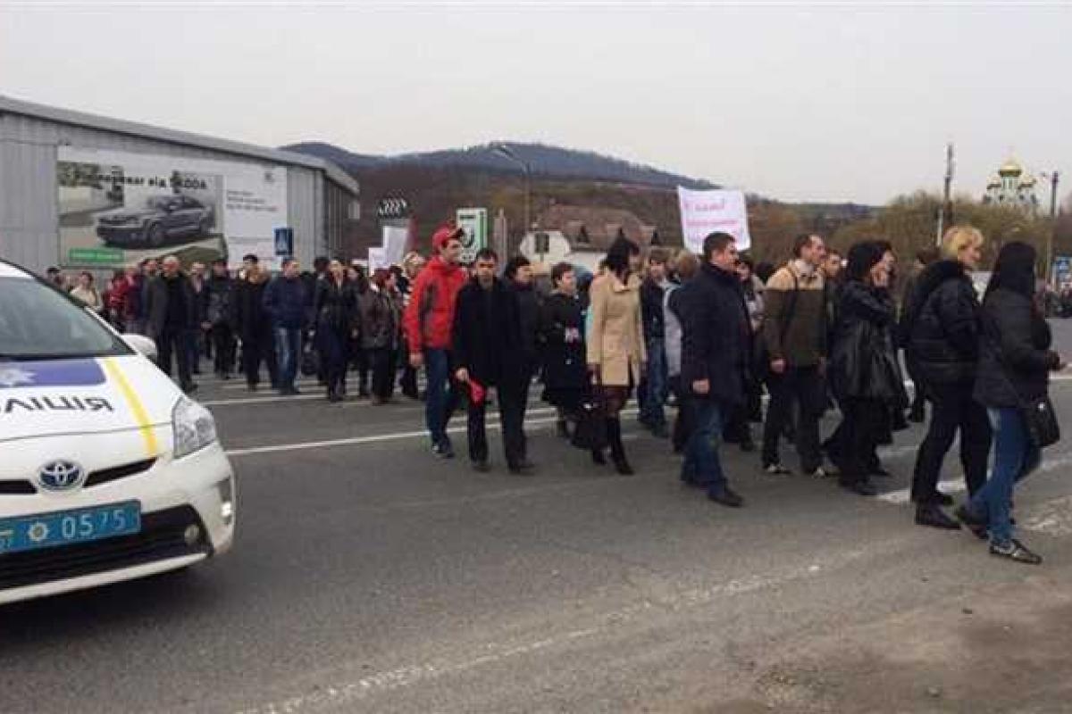 В Мукачево педагоги ПТУ провели акцию с перекрытием международной трассы Киев-Чоп