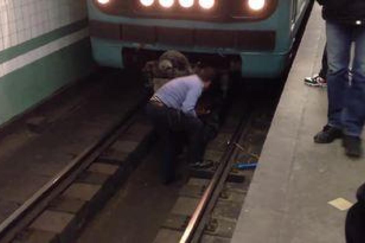 В Москве на станции метрополитена поезд чуть не раздавил сразу трех человек