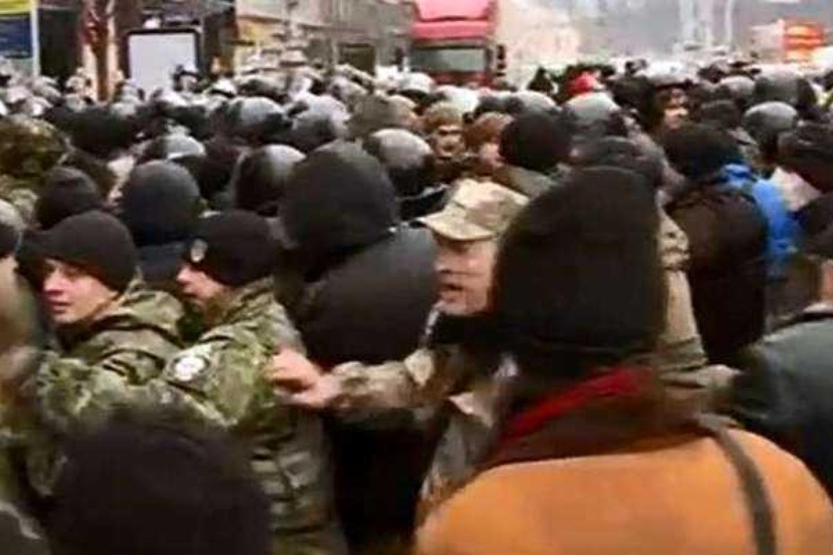 На Майдане произошло столкновение между активистами и правоохранителями: пострадавших нет