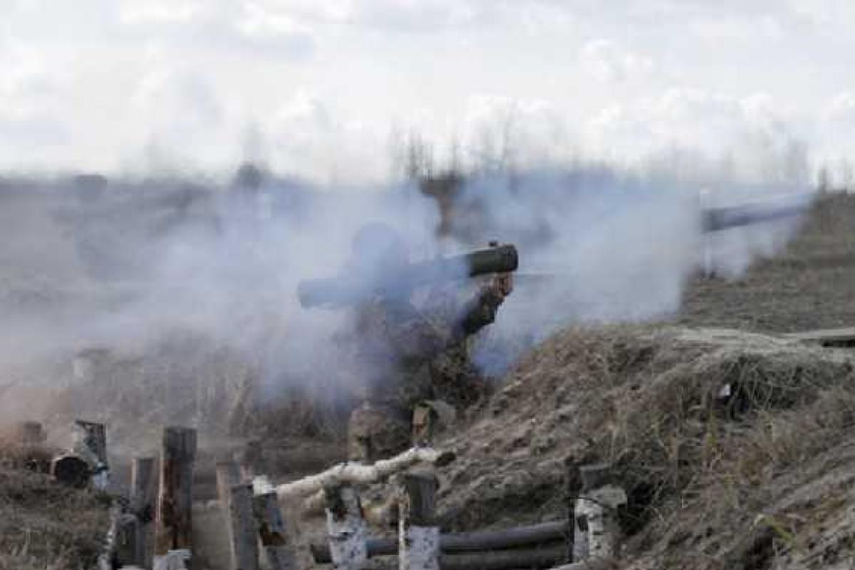 Боевики "ДНР" продолжают бить по позициям ВСУ из гранатометов, минометов и зенитных установок Боевики "ДНР" продолжают бить по позициям ВСУ из гранатометов, минометов и зенитных установок