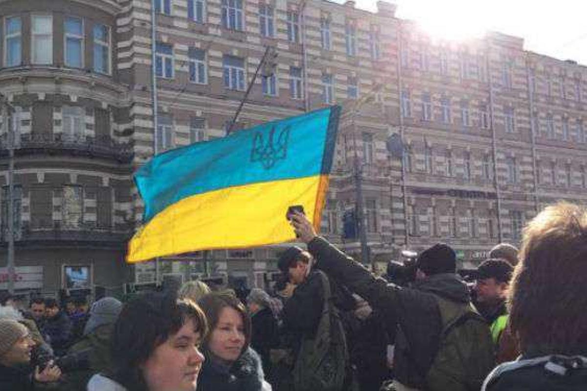 В центре Москвы развевается флаг Украины на акции памяти Бориса Немцова