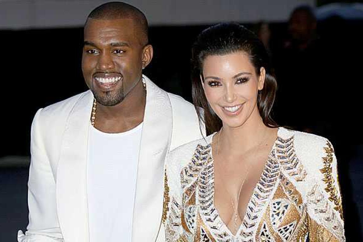 Светская львица Ким Кардашьян выложила в сеть первое фото новорожденного сына 