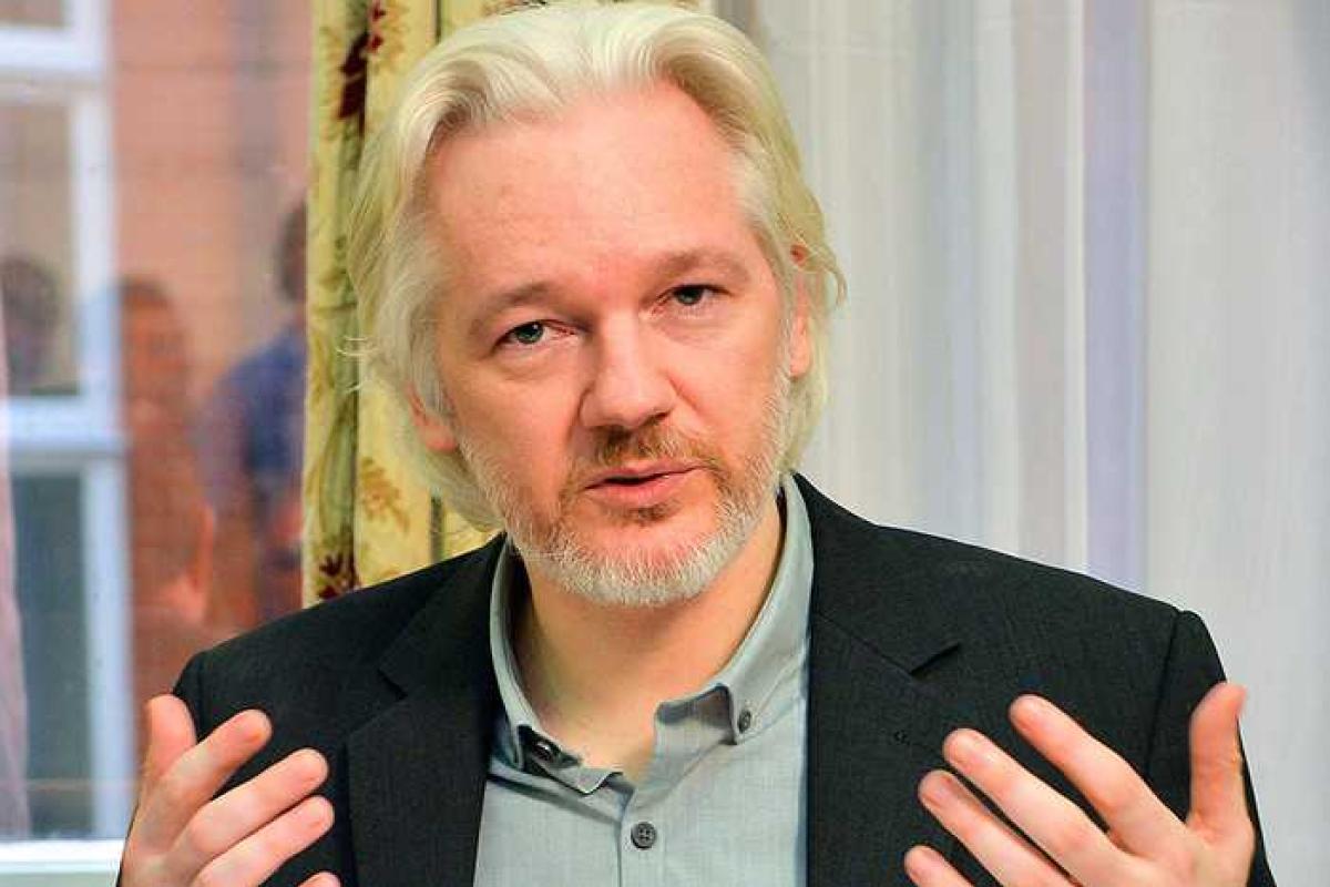 Основатель "WikiLeaks" Ассанж готов сдаться британским властям