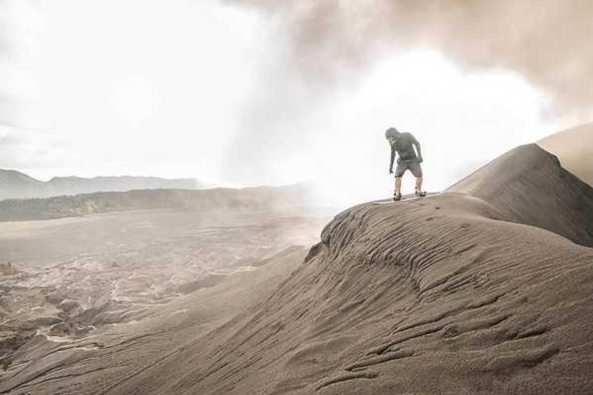В Индонезии экстремал-сноубордист покорил действующий вулкан