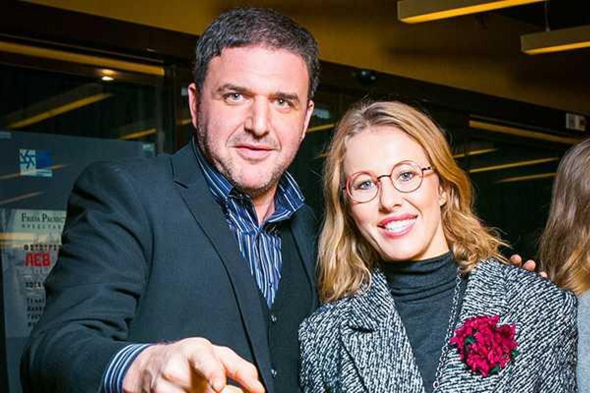 Светская львица Ксения Собчак и актер Максим Витогран отмечают третью годовщину свадьбы