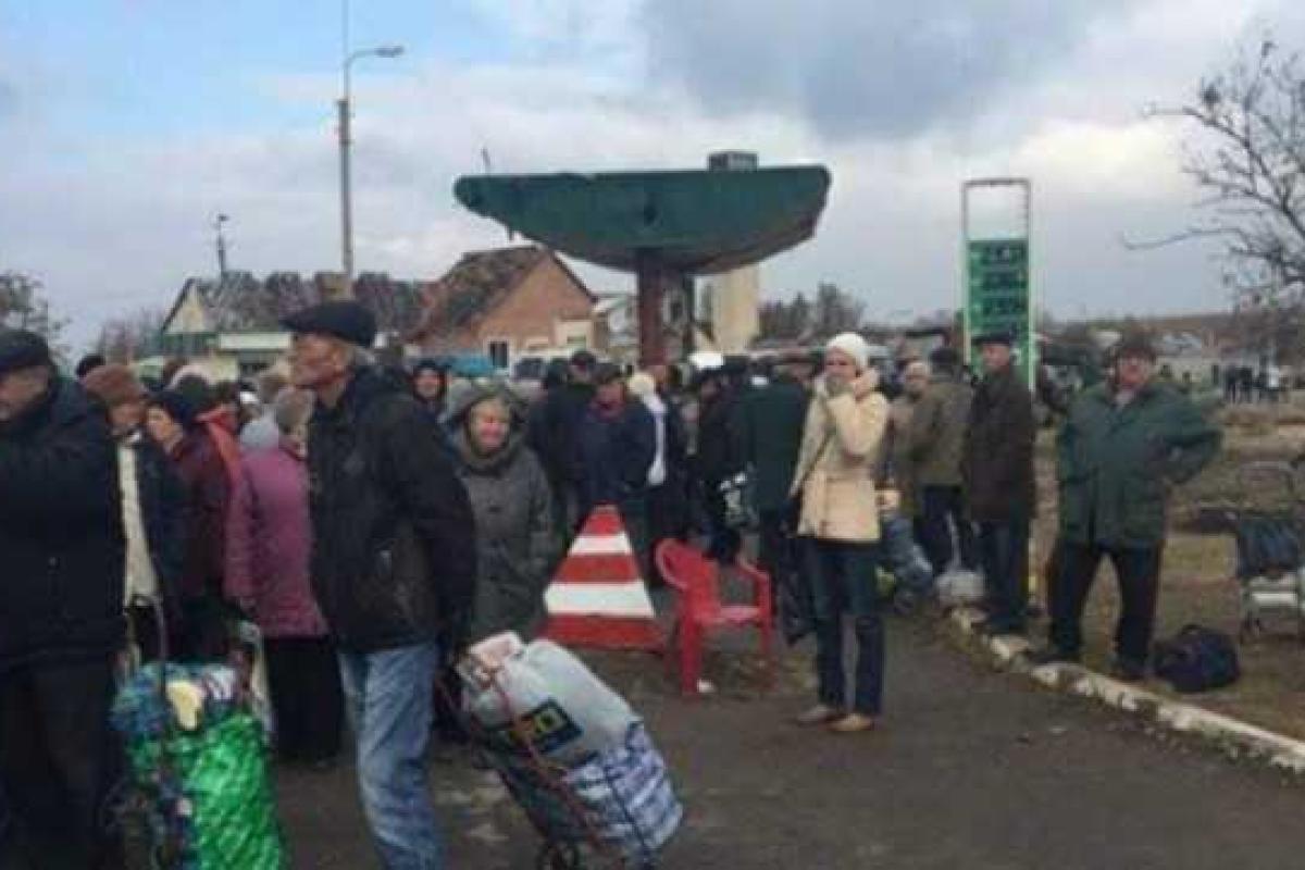 Боевики обстреливают КПВВ в зоне АТО, не желая выпускать людей с оккупированных территорий Боевики обстреливают КПВВ в зоне АТО, не желая выпускать людей с оккупированных территорий