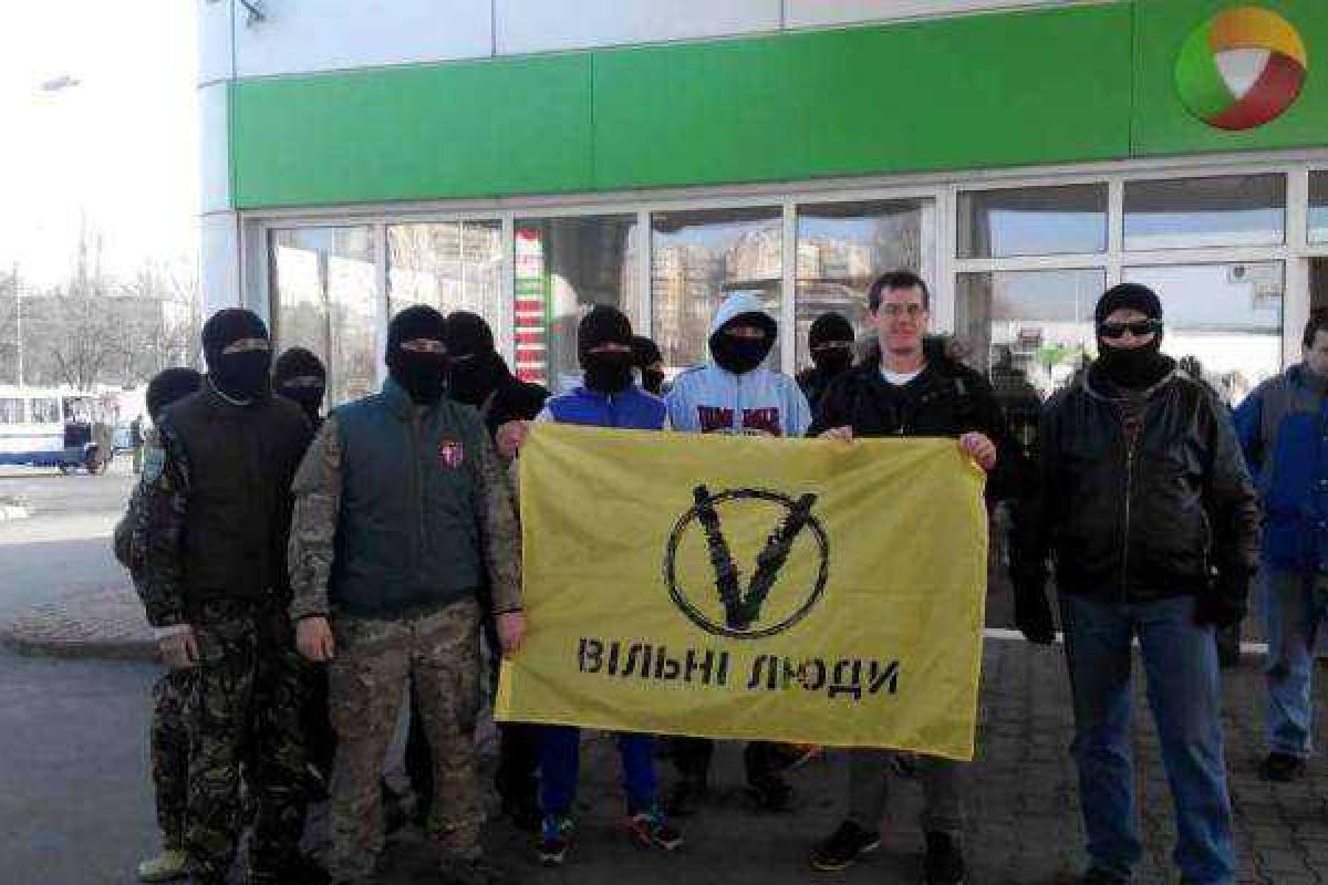 В Одессе активисты начали акции против российского бизнеса: заблокированы АЗС "Лукойл" и "Сбербанк" В Одессе активисты начали акции против российского бизнеса: заблокированы АЗС "Лукойл" и "Сбербанк"