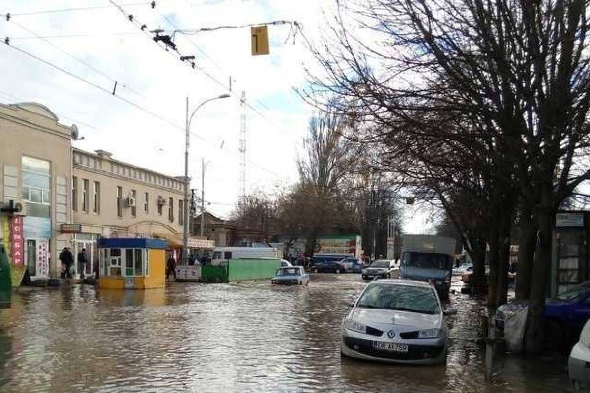 В Одессе коммунальщики боролись с канализационной водой: в городе затопило несколько улиц В Одессе коммунальщики боролись с канализационной водой: в городе затопило несколько улиц