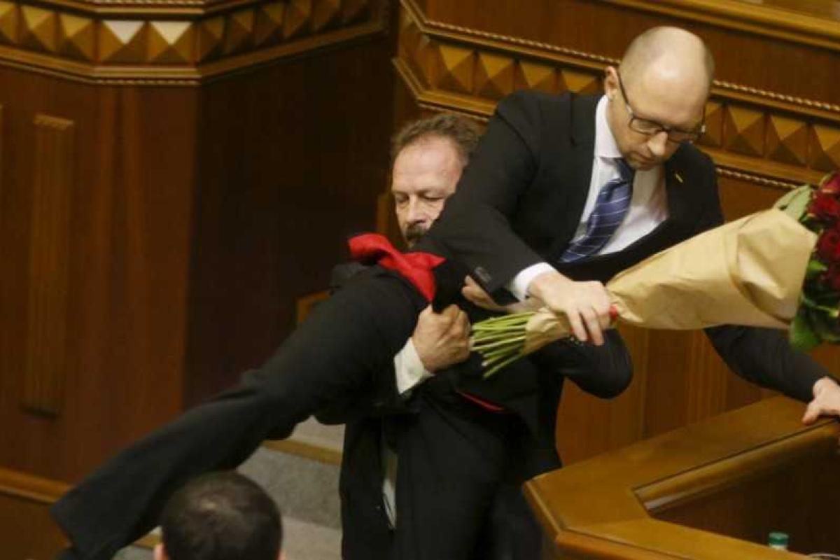 В Украине чиновников обяжут выучить и выполнять инструкцию по правилам этического поведения