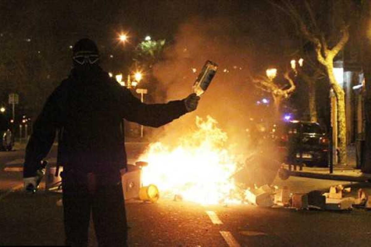 Во Франции ультрас, вооружившись коктейлями Молотова и ледорубами атаковали полицейский участок 