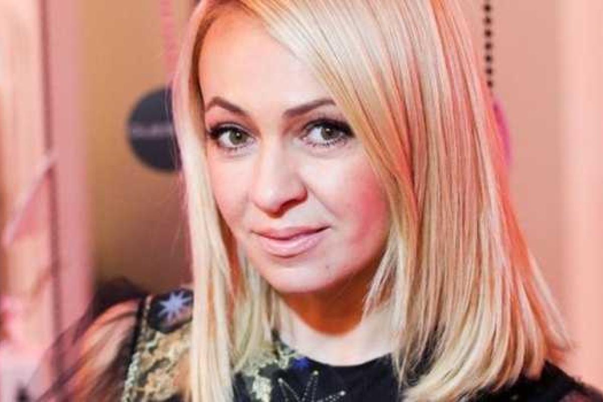 Продюсер Яна Рудковская похвасталась шикарной фигурой в купальнике