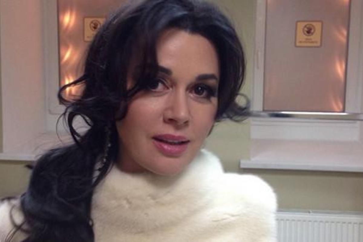 Актриса Анастасия Заворотнюк порадовала поклонников строгим и скромным нарядом