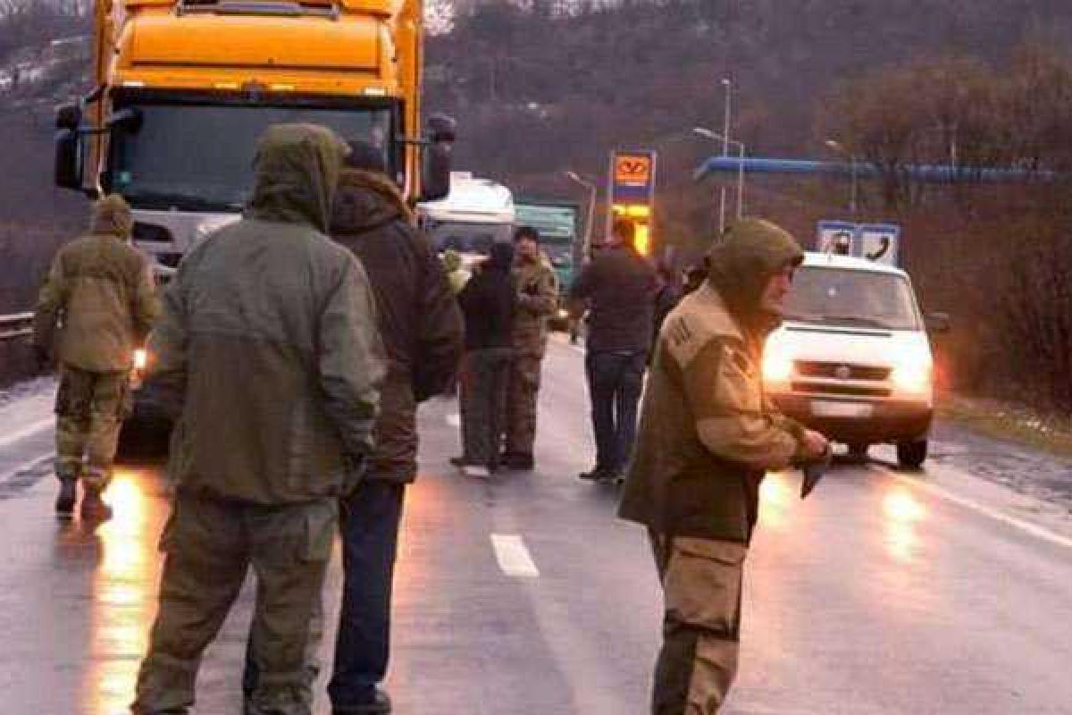 Активисты "Правого сектора" заявили о присоединении к "Медвежьей блокаде" на Закарпатье Активисты "Правого сектора" заявили о присоединении к "Медвежьей блокаде" на Закарпатье