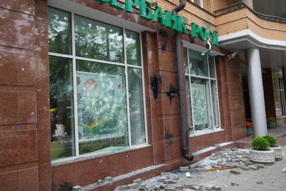 В Киеве активисты атаковали здание российского "Сбербанка": окна забросали камнями 