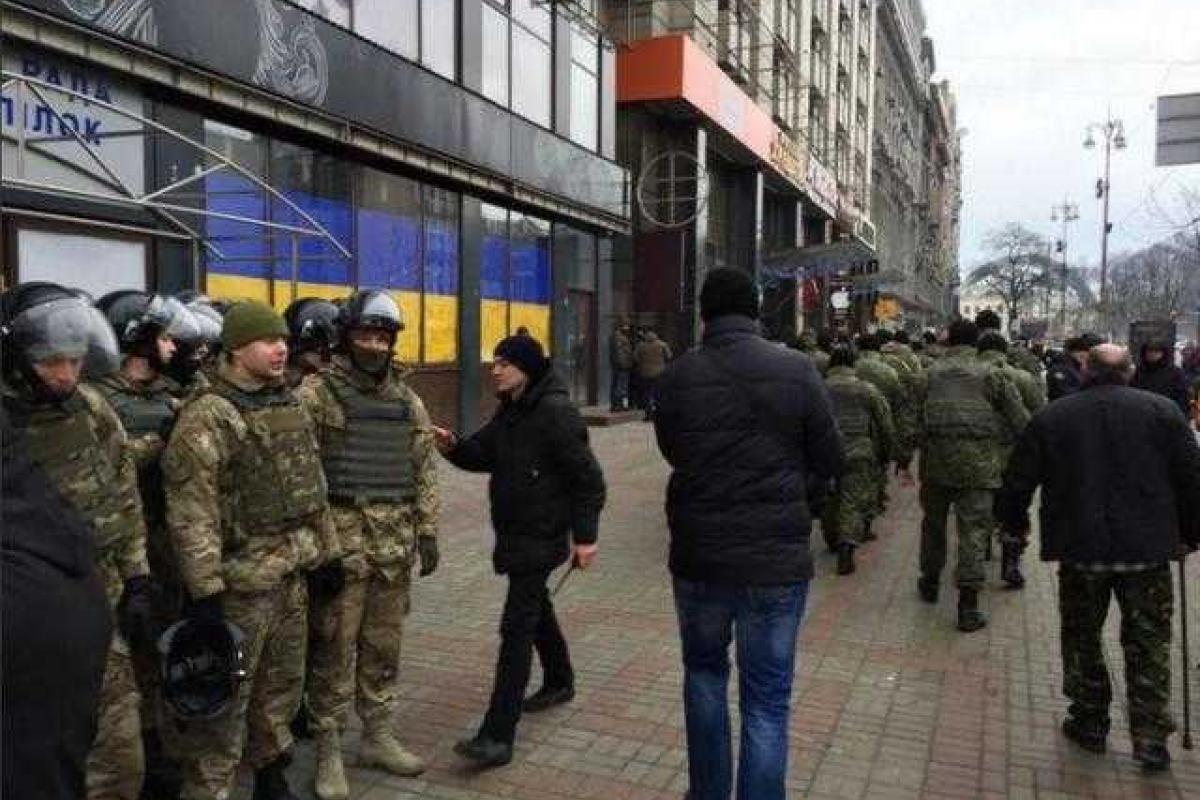 Ситуация на Майдане напряженная: стоят палатки, строят сцену, полиция блокирована Ситуация на Майдане напряженная: стоят палатки, строят сцену, полиция блокирована