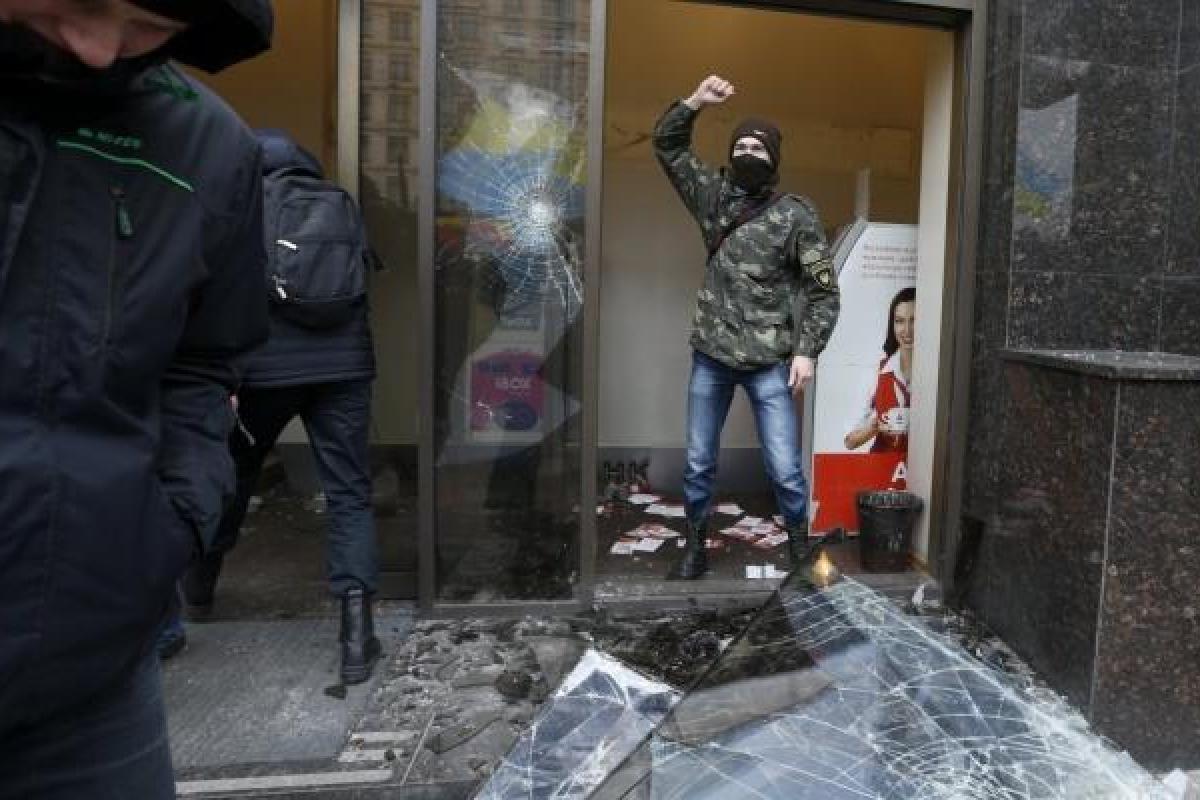 Опубликовано видео жестких погромов офисов российских банков в Киеве Опубликовано видео жестких погромов офисов российских банков в Киеве