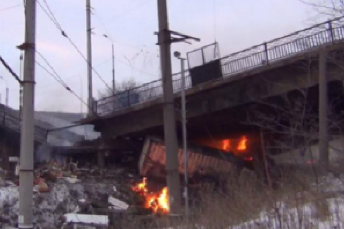Боевики продолжают убивать оккупированный Донецк: на метал режут троллейбусы и мосты