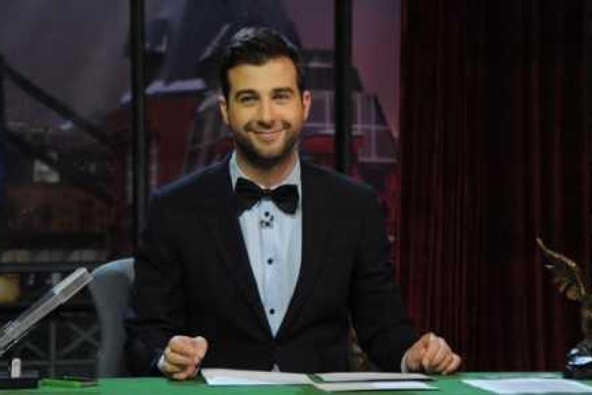 Шоумен Иван Ургант в своей программе посмеялся над торсом Тарзана и шпагатом Волочковой