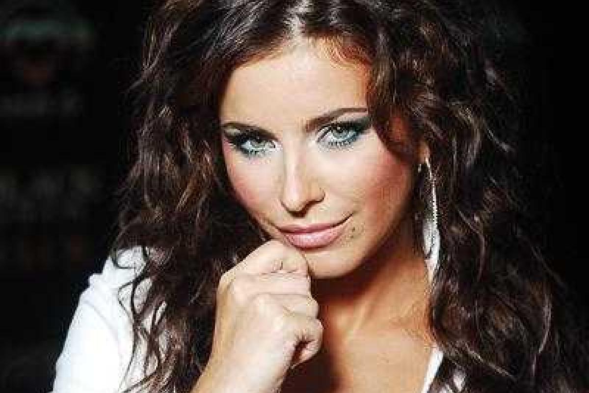 Певица Ани Лорак поразила поклонников скромным строгим нарядом